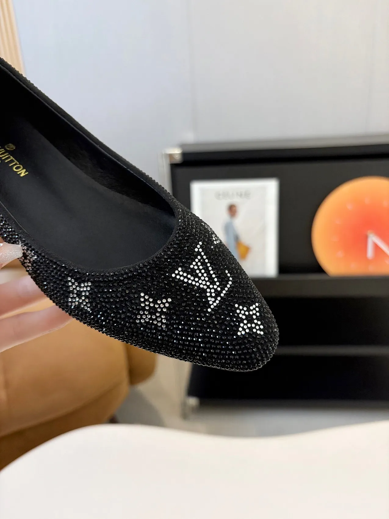 👟👟Ex-factory price 520👟👟 Louis Vuitton Louis Vuitton, 2025 flat shoes, modern and fashionable in one! Meet love when you turn a corner, release a strong aura like a queen, and capture everyone's attention instantly! Fabric: LV classic presbyopia + glittering diamonds + Yang Jing Lining/foot pads: imported lambskin leather outsole Size number: 35-41